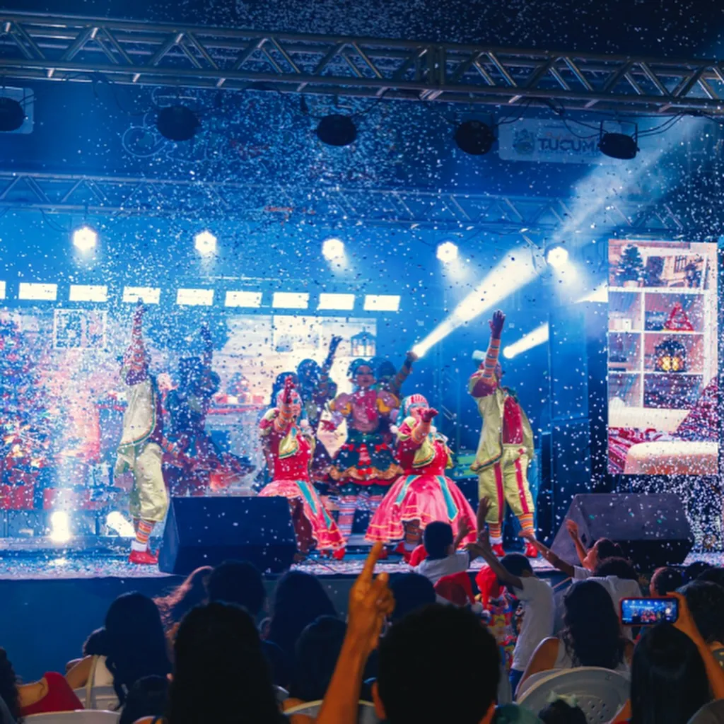 A magia do Natal já chegou em Tucumã! 🥰No Natal de Amor o Coleivo de Artes Evoé estreou o music (2)